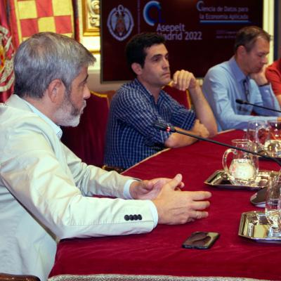 Mesa Redonda Retos y Oportunidades